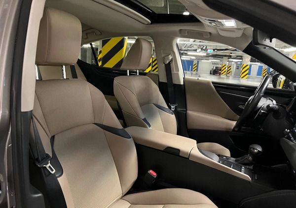 Lexus ES cena 135000 przebieg: 47000, rok produkcji 2019 z Wrocław małe 667